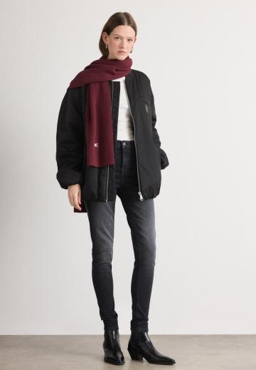 Узкие джинсы