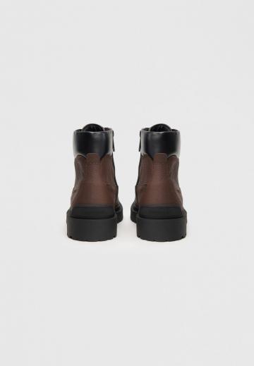 Ботинки на шнуровке