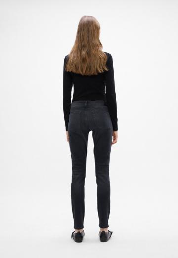 Узкие джинсы