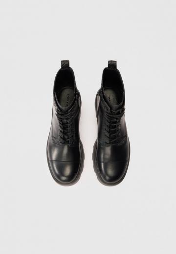 Ботинки на шнуровке