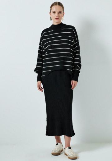 Пуловер в полоску