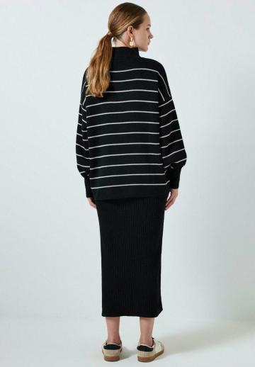 Пуловер в полоску