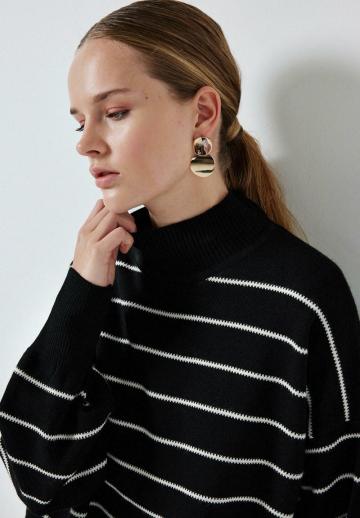 Пуловер в полоску