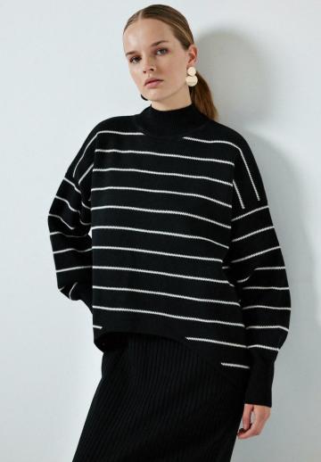Пуловер в полоску