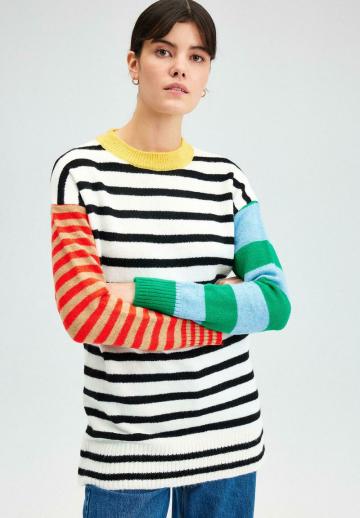 Пуловер в полоску