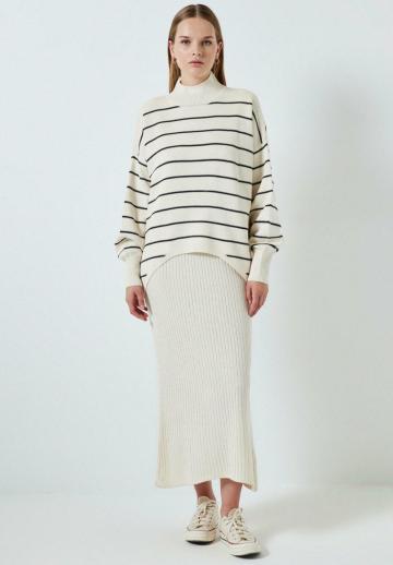 Пуловер в полоску