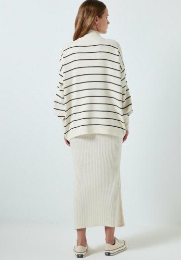 Пуловер в полоску