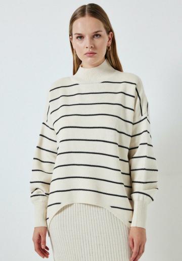 Пуловер в полоску
