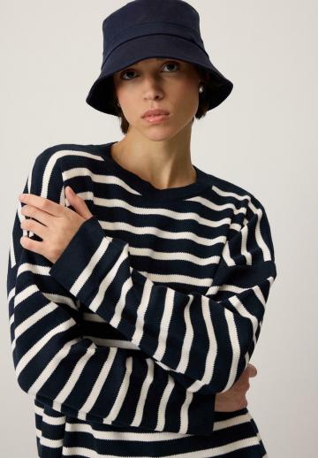 Пуловер в полоску
