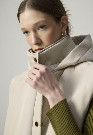 Длинный жилет