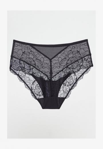 Трусы на бедрах