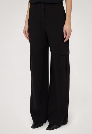 Брюки с накладными карманами