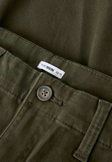 Брюки с накладными карманами