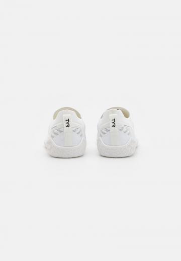 Тренировочные кроссовки