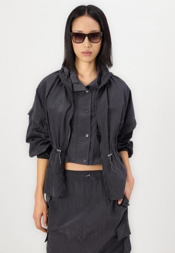 Куртка с накладнымит карманами