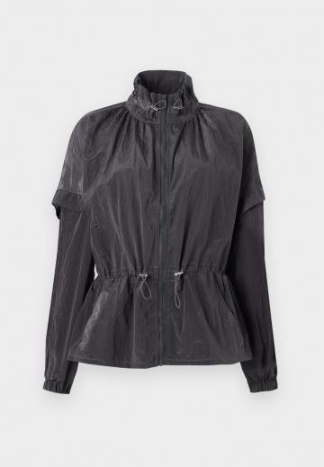 Куртка с накладнымит карманами