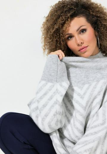 Пуловер в полоску