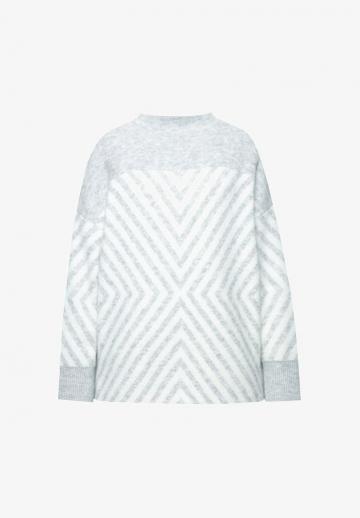 Пуловер в полоску