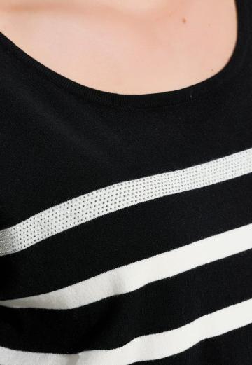 Пуловер в полоску