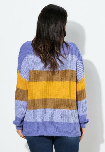 Пуловер в полоску