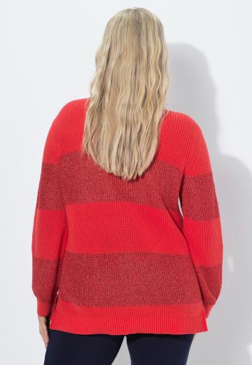 Пуловер в полоску