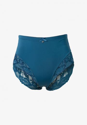 Трусы на бедрах