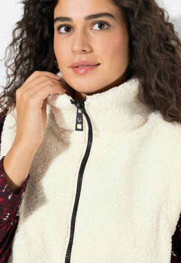 Длинный жилет