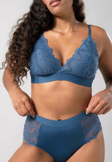 Трусы на бедрах