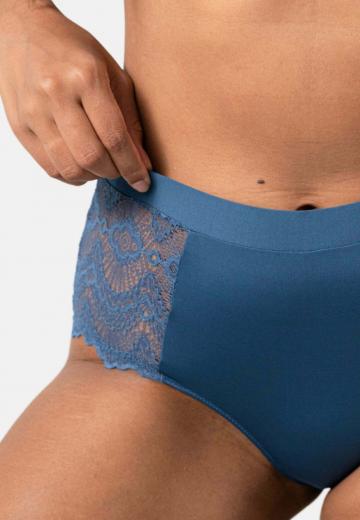 Трусы на бедрах