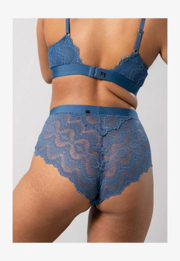 Трусы на бедрах