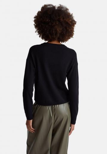 Пуловер с вырезом V