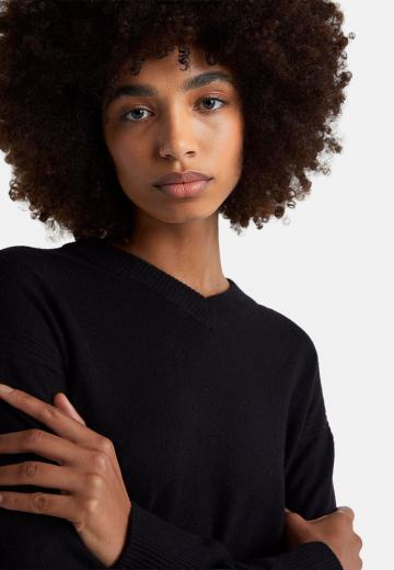 Пуловер с вырезом V