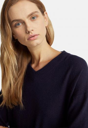 Пуловер с вырезом V