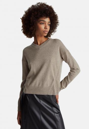 Пуловер с вырезом V
