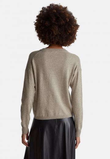 Пуловер с вырезом V