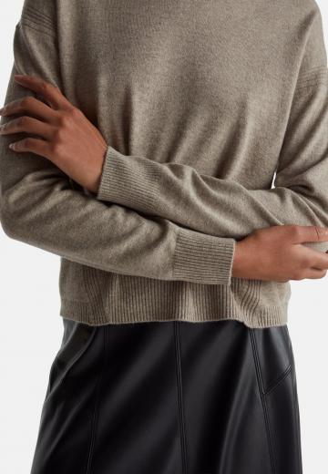 Пуловер с вырезом V