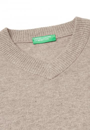 Пуловер с вырезом V