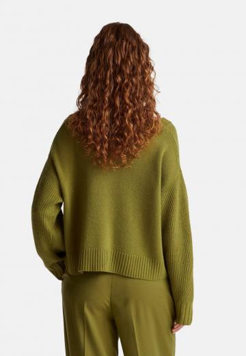 Пуловер с вырезом V