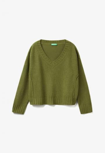 Пуловер с вырезом V
