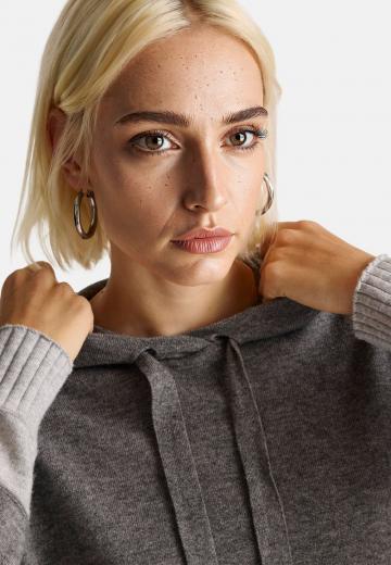 Пуловер с капюшоном