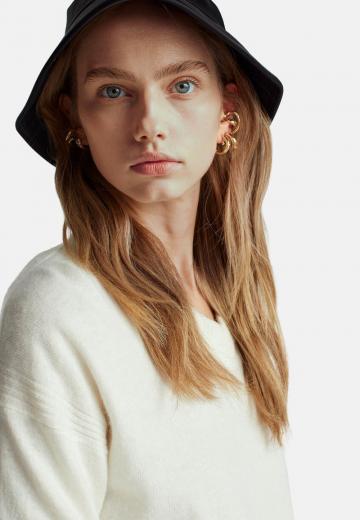 Пуловер с вырезом V