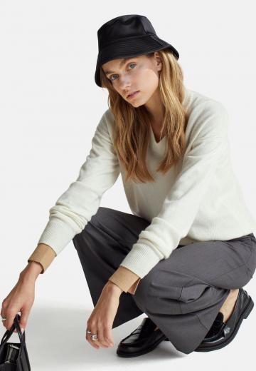 Пуловер с вырезом V