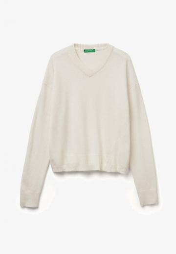 Пуловер с вырезом V