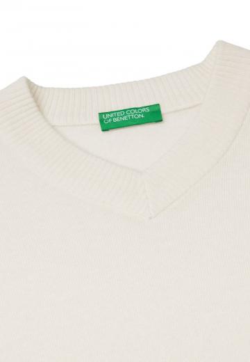 Пуловер с вырезом V