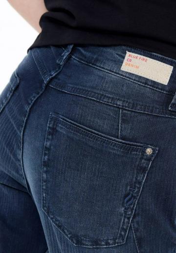 Короткие джинсы