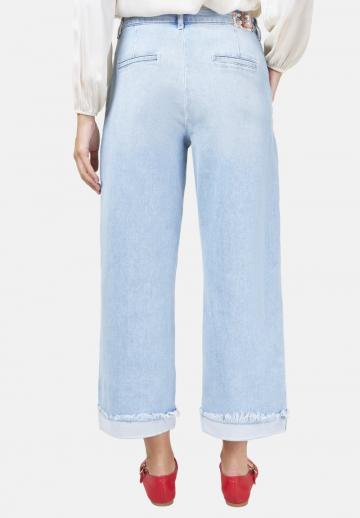 Короткие джинсы