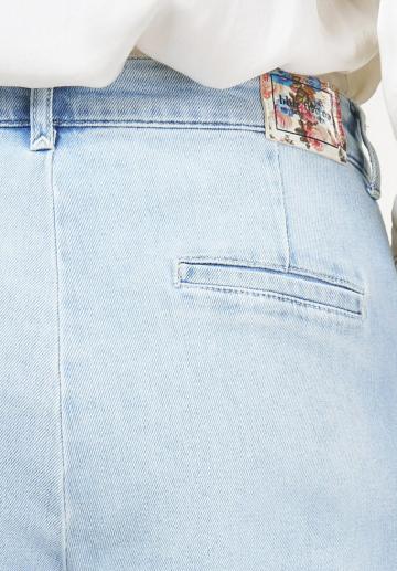 Короткие джинсы