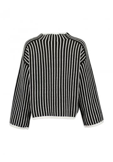 Пуловер в полоску