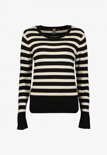 Пуловер в полоску