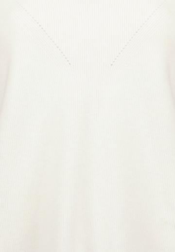 Пуловер с вырезом V